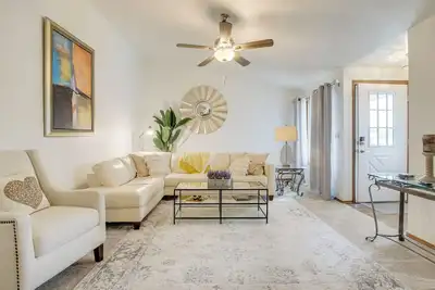 Image de Near Medical Corridor: 'Whimsy Wisconsin' Duplex