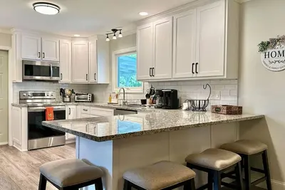 Image de This cozy ranch-style home is ideally located just 1. 4 miles from All Star Village