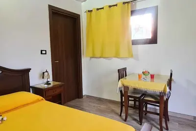 Image de Room 2 double with bathroom, air conditioning and separate entrance