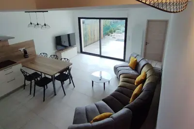 Image de Maison au bord de mer \n Traverser, monter l'escalier, la mer est Ă vos pieds