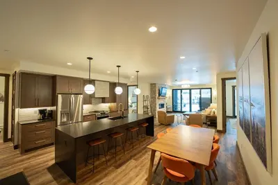 Image de Luxury 2 Bedroom Condo - Private Hot Tub, Mountain Views, Garage Parking