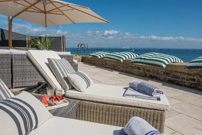 Image de Large Luxury water front property with private direct beach access and panoramic sea scapes from eve