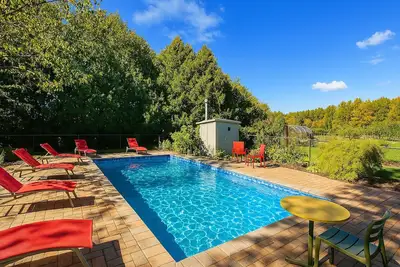 Image de 10 Acre Farmhouse with Pool + Ponds [5 Bedrooms/3 Baths]