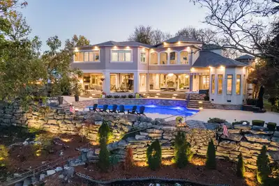 Image de Above Nashville Sunset Bay | Lakefront | Pool&Spa | Golf Simulator