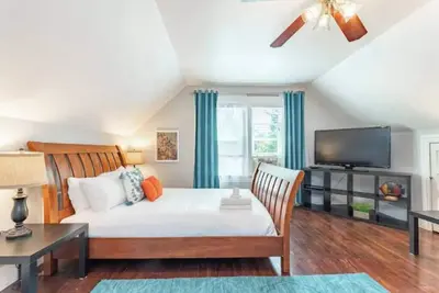 Image de Charming 3bed Home w/ Yard - Walk Score 91!