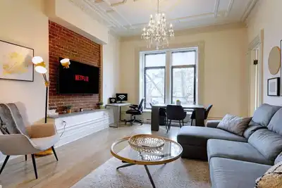 Image de Chic St-Denis | Modern & Comfortable | Wifi | Ac