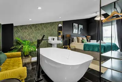 Image de Salford Quays Luxury Safari Retreat – Free Parking
