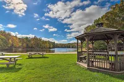 Image de 11 Mi to State Park: Home in East Stroudsburg!