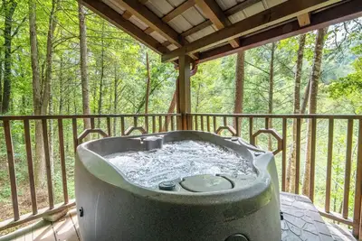 Image de Pet-friendly 1bd Cabin w/ Hot Tub! Fire Pit + Bbq!