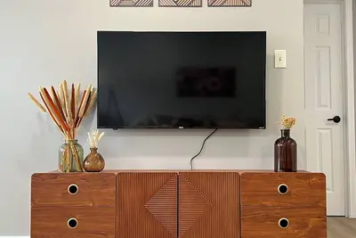 Image de Charming 2-bedroom fully fenced house with workstation in fabulous Indianapolis