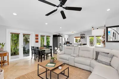 Image de ~Blue Haven~ Welcome to this single-story retreat with a pool!