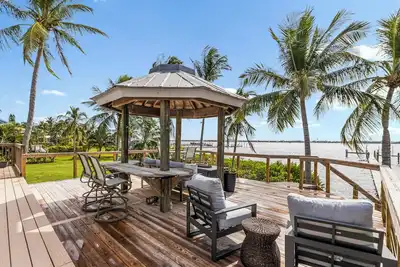 Image de Stunning 3 bedroom, 2. 5 bathroom waterfront/dockside home