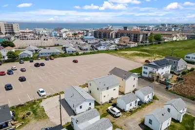 Image de Clean, updated 2-bedroom home, 5 min walk to beach, pets ok, onsite parking!