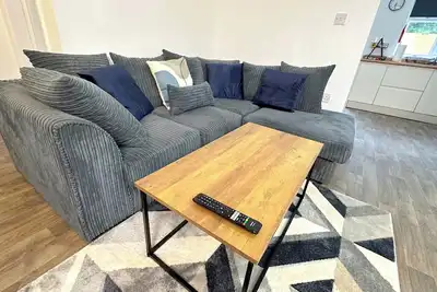Image de Large House|Contractors|Families|Big Discounts\n