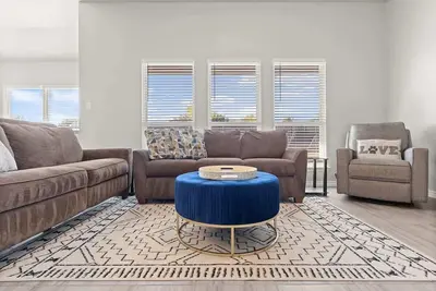 Image de 5 Bed|2 Ba|4 Mi to Bs&W|9. 1 Mi to Umhb|Crib+Wifi