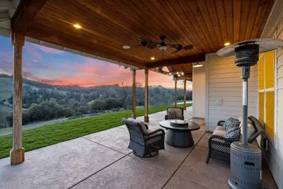 Image de Heavenly Heights 3-bed, 3 bath Scenic Getaway on a 10 Acre lot in Placerville