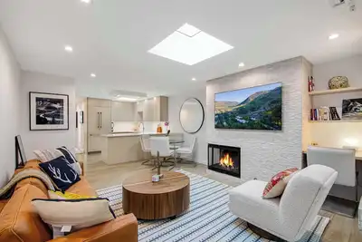 Image de Newly Renovated Condo with Designer Furnishings