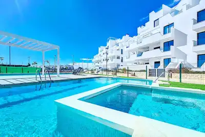 Image de Appartement avec balcon et vue sur la piscine