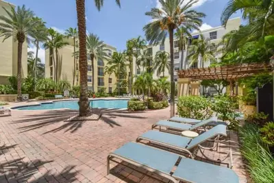 Image de Courtyard Oasis - Drift into Downtown Comfort with Pool Access