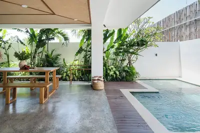 Image de Traditional/modern 3-story villa w/ ocean views
