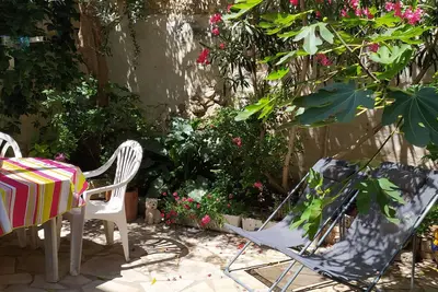 Image de Studio indépendant avec terrasse au rez-de-chaussée d'une maison provençale