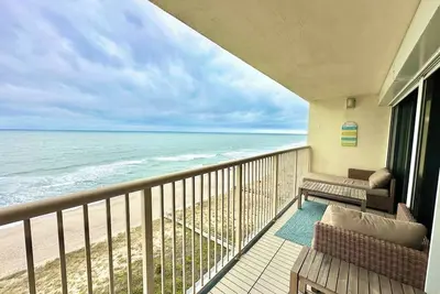 Image de Stylish & Modern Ocean View Retreat on the Beach!
