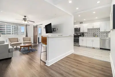 Image de Modern 2 Bedroom with Stunning Views & Free Parking- 708