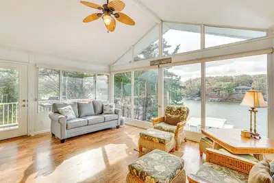 Image de 'The Waterfront Gem' w/ Dock in Osage Beach!