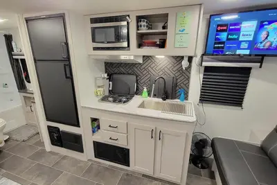 Image de Come Glamping in this luxurious 2022 Rv in Dt Ft Myers, Very Private Space!