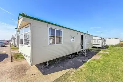 Image de Superb 8 berth caravan at Seawick Holiday Park in Essex, ref 27075sw