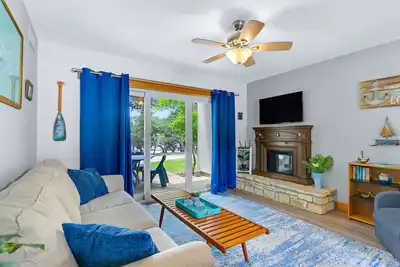 Image de Charming Lakeside Condo - Moments to Lake Fun