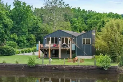 Modern Lakefront Retreat