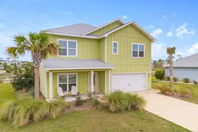 Image de 5br Gem | Walk to Beach & Pool | Golf Cart