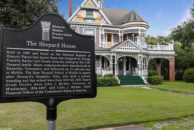 Image de The Kate Shepard House is a beautiful Queen Victorian catalog home that was built in 1897. Come experience a genuine southern getaway complete with charm and comfort in this beautiful 6 bedroom 6 and half bathroom home in Mobile Alabama. Plenty of ro