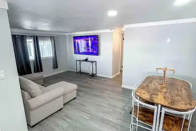 Image de Welcome to The Cozy Cove, Your Lakeside Retreat