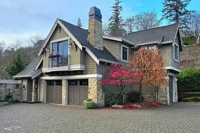3-bedroom home in Puyallup with Wi-Fi, Ac, & Pickle Ball court! Enjoy your stay!