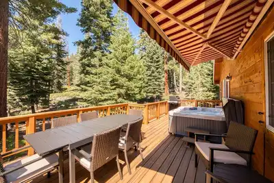 Image de Knotty and Nice - 4br 2. 5ba w/ Private Hot Tub. Close to Lake.