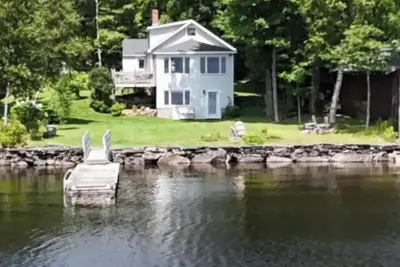 Image de Lakefront home on Moosehead Lake: Your family-owned, 3-level retreat awaits! \n\n