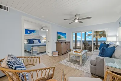 Image de Exquisite New Gulf front Condo, stunning design