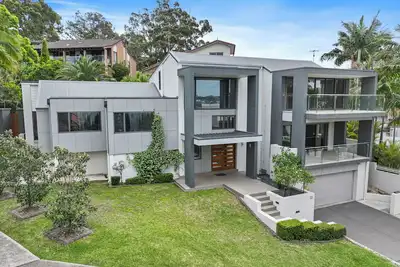 Image de Spacious Executive Home with Lake Views