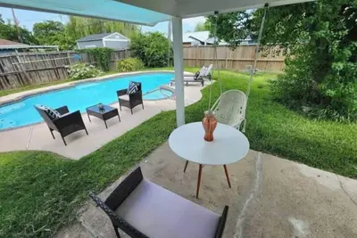 Image de Poolside Oasis