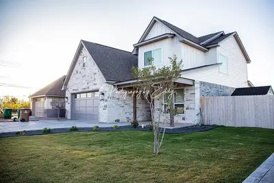 Image de Large & Luxurious in Bentwood Country Club near Lake Nasworthy. 4 bdrm/2. 5 bath