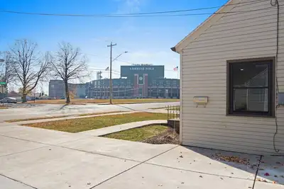 Image de 1 Block from Lambeau-great atrium view! 4-bed/2 bath house with large patio.