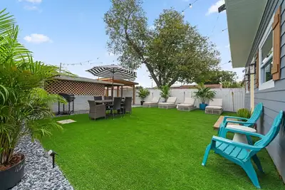 Image de Tampa Lounge Oasis – Prime Spot Near Buccaneers Stadium, Airport & More\n