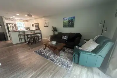 Image de Family friendly townhouse style unit with a private deck and backyard!