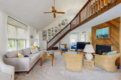 Image de Charming Beach home with central ac, spacious Living Room and private deck