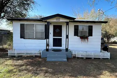 Image de Cozy country feel 2-bedroom house in Cotulla with WiFi and Ac\npets welcomed