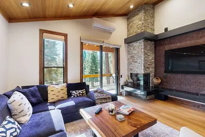 Image de Luxury Northstar condo with new appliances, two decks, and shared pool