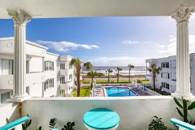 Image de Oceanfront Elysium with a pool