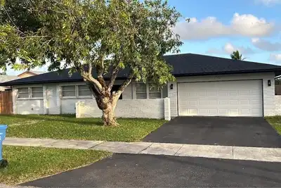 Image de Charming lakefront house with pool 15 min from Fort Lauderdale Airport & Beaches